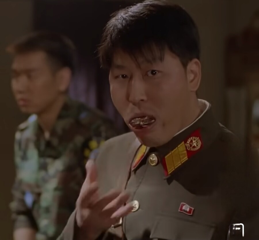 남한으로 내려오라는 말에 먹던것도 뱉고 정색하는 북한군_14.jpg