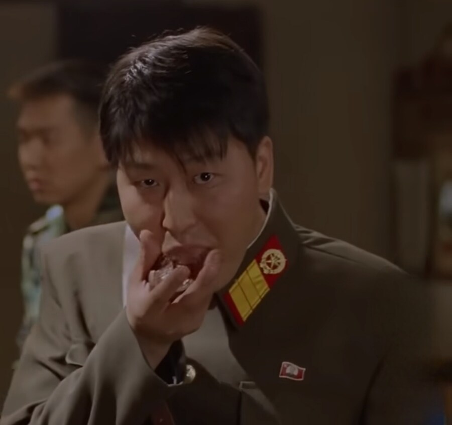 남한으로 내려오라는 말에 먹던것도 뱉고 정색하는 북한군_15.jpg