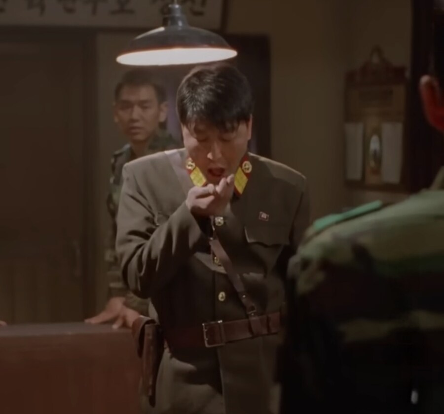 남한으로 내려오라는 말에 먹던것도 뱉고 정색하는 북한군_31.jpg