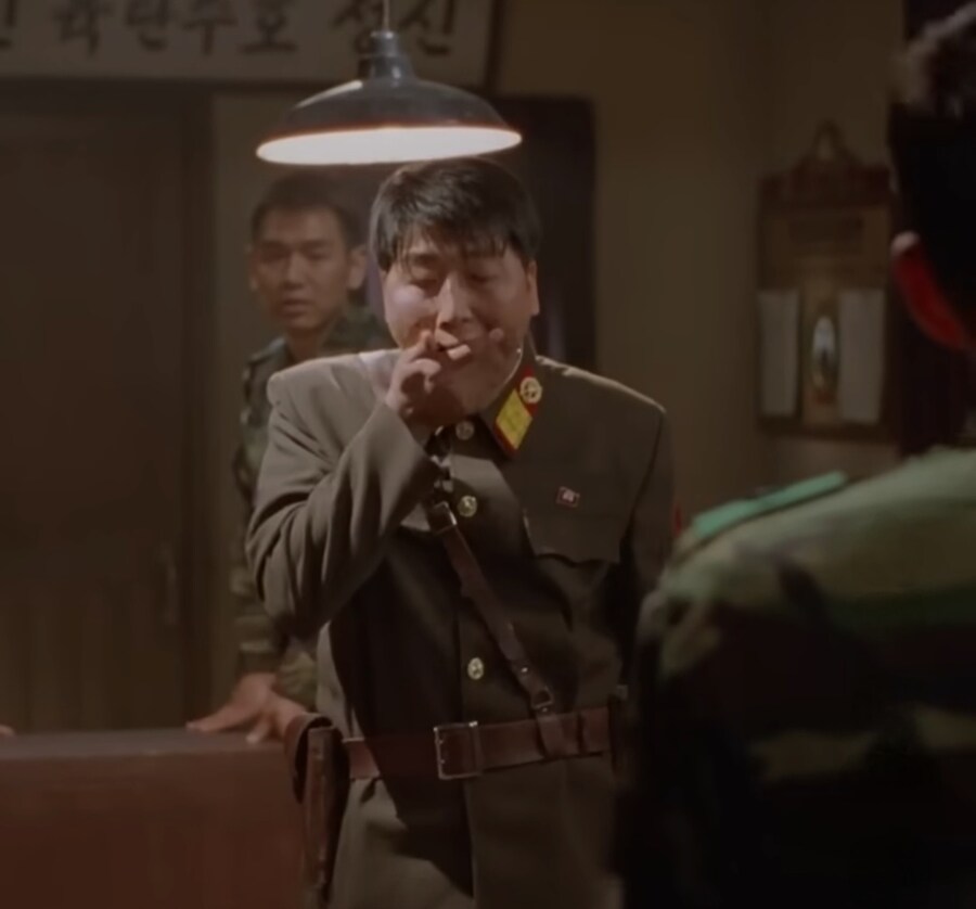 남한으로 내려오라는 말에 먹던것도 뱉고 정색하는 북한군_32.jpg