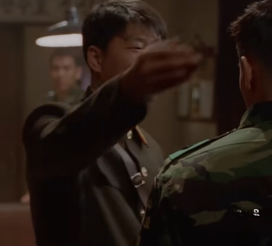 남한으로 내려오라는 말에 먹던것도 뱉고 정색하는 북한군_37.jpg