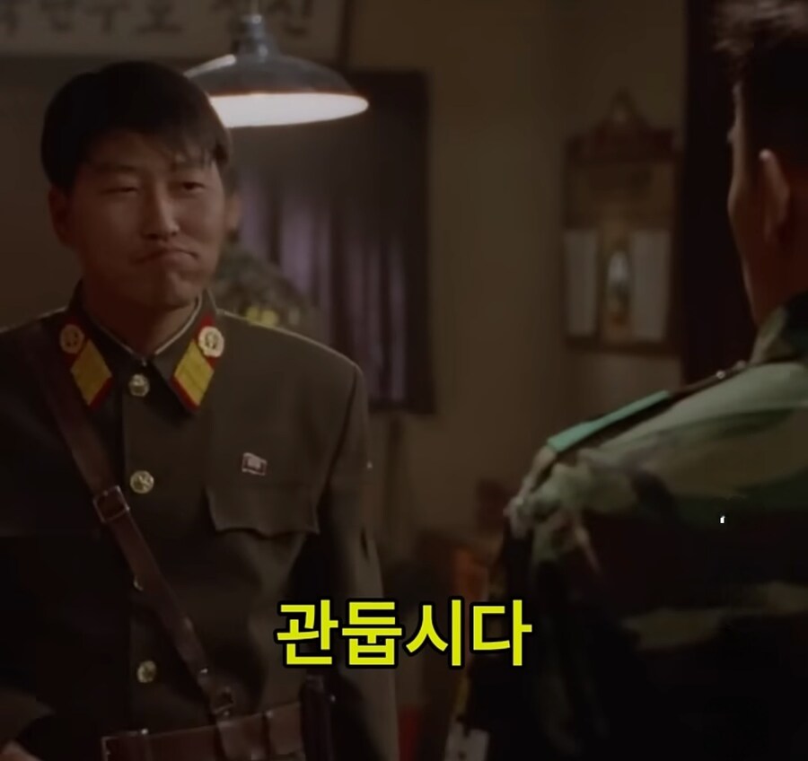 남한으로 내려오라는 말에 먹던것도 뱉고 정색하는 북한군_34.jpg