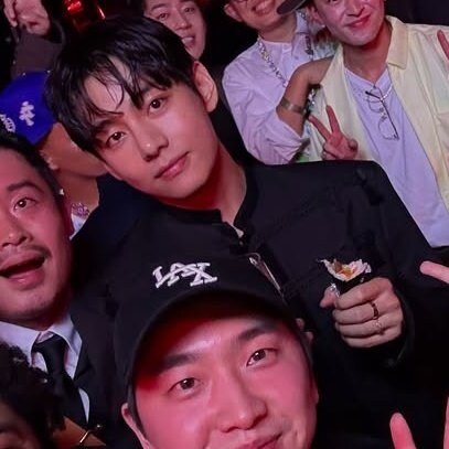합성으로 의심받은 BTS 뷔의 파티 사진.JPG_2.jpg
