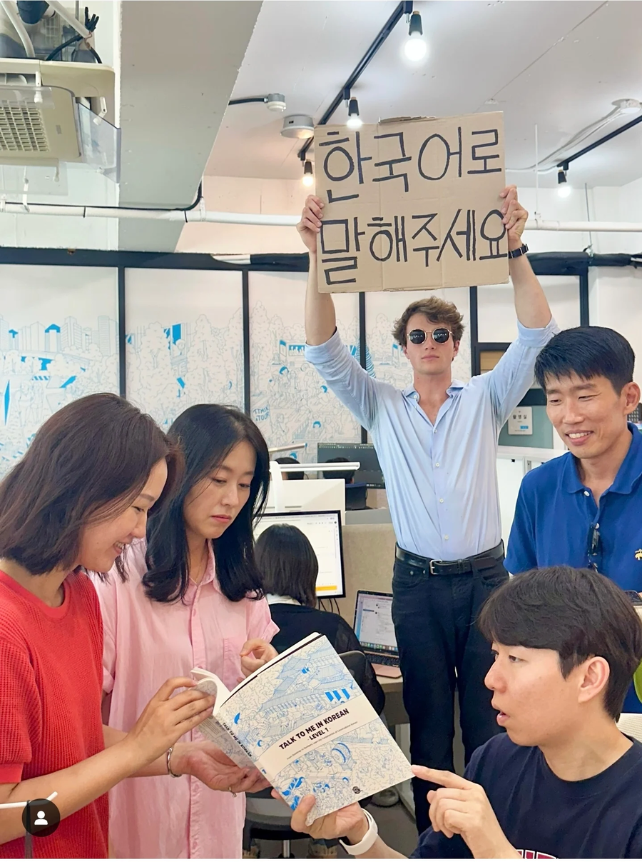 한국에서 피켓드는 외국인_1.webp