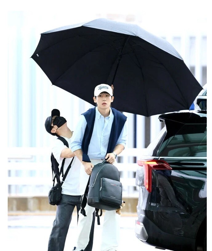매니저 갑질 아니냐는 소리 듣는 정해인 우산 크기_1.jpg