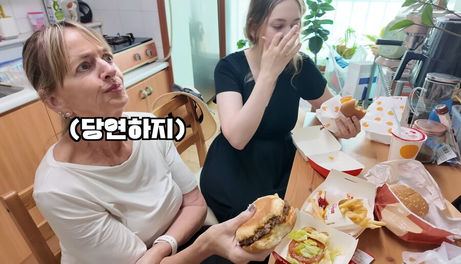 롯데리아를 첨먹어보는 미국인_5.jpg