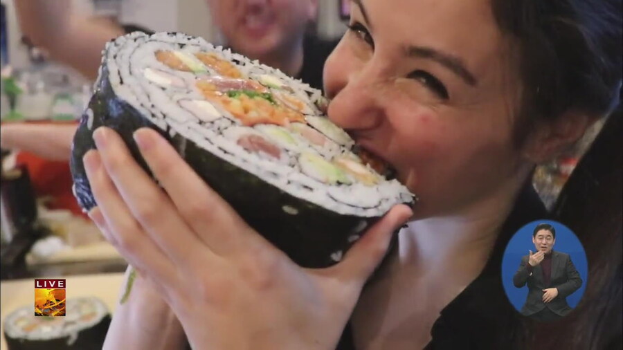 김밥축제에서 케데헌을 따라하는 외국인들_3.jpg