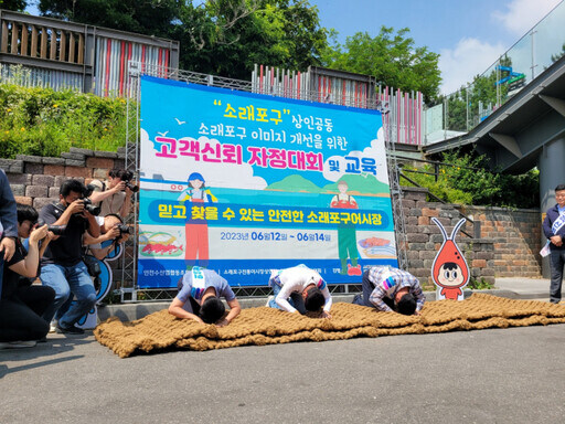 고객한테 돈달라고 세배하는중_1.jpg