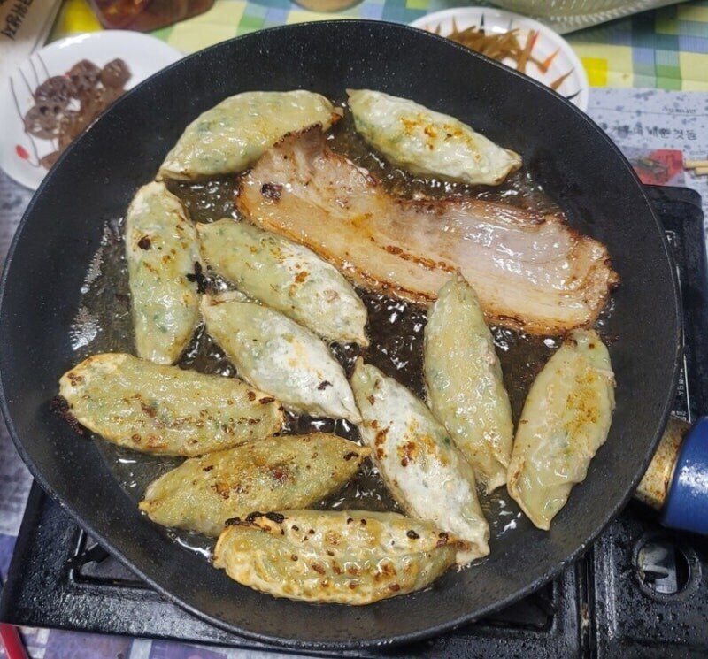 냉동 만두를 가장 맛있게 굽는 방법_1.jpg