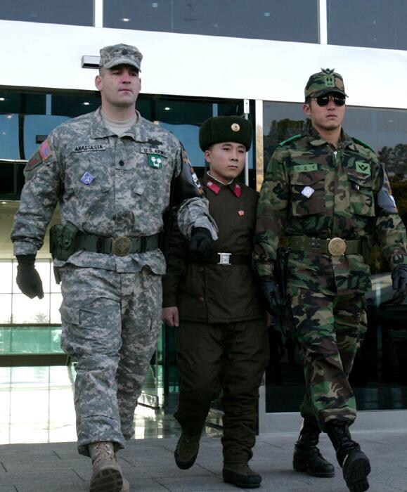 미군 옆에 선 북한군.jpg_1.jpg