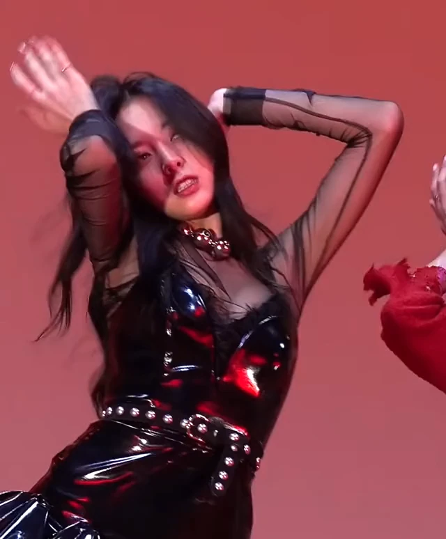 호불호 갈리는 복장 gif_2.webp