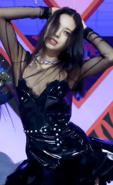 호불호 갈리는 복장 gif_1.webp