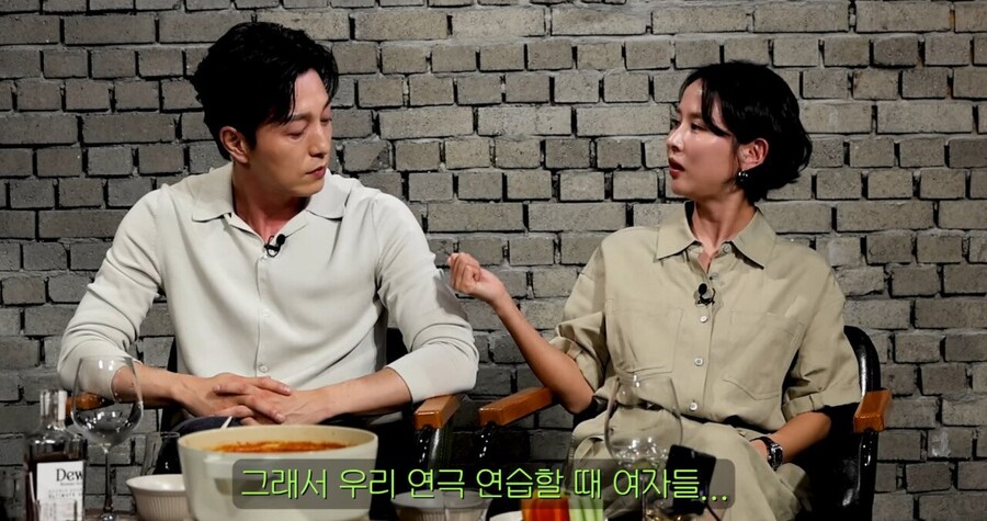 장례식에서 큰절한 배우 조여정_5.jpg