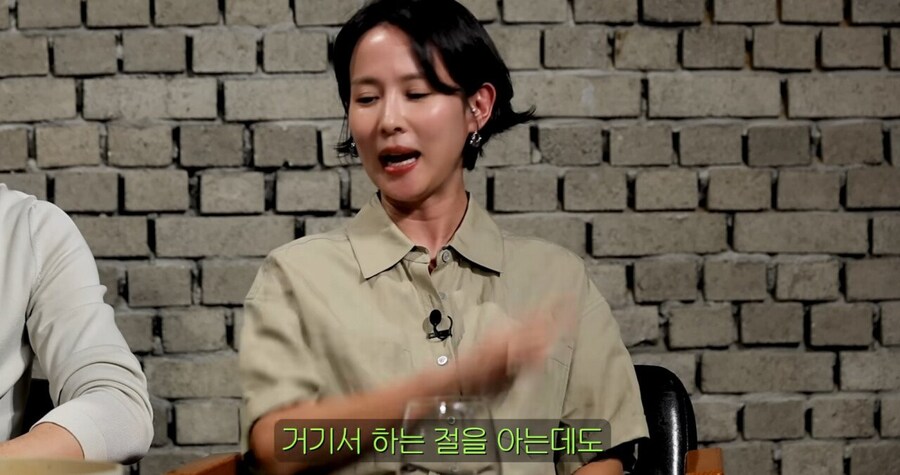 장례식에서 큰절한 배우 조여정_9.jpg