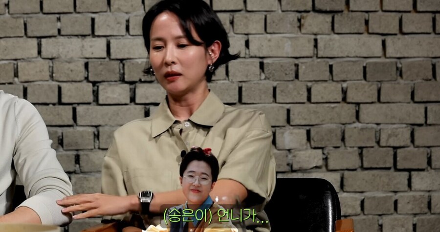 장례식에서 큰절한 배우 조여정_11.jpg