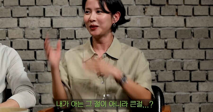 장례식에서 큰절한 배우 조여정_14.jpg