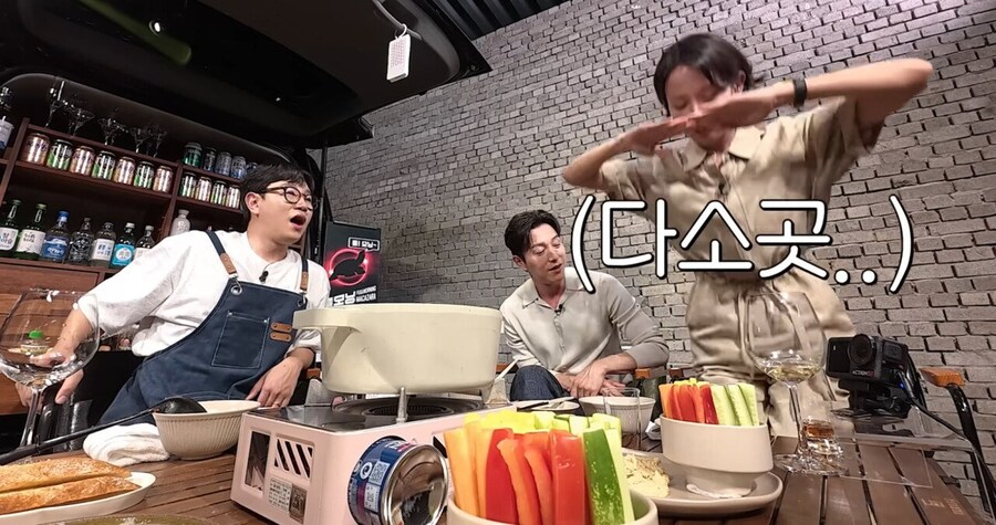 장례식에서 큰절한 배우 조여정_22.jpg