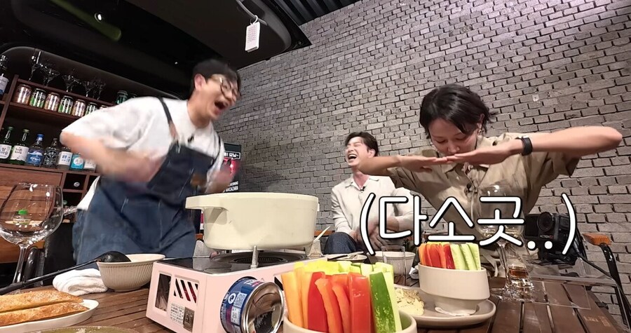 장례식에서 큰절한 배우 조여정_23.jpg
