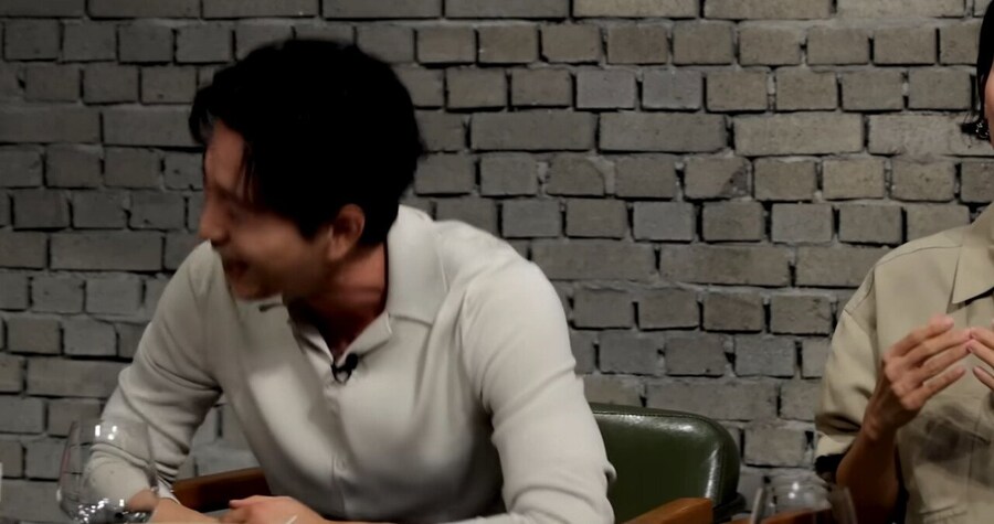 장례식에서 큰절한 배우 조여정_28.jpg