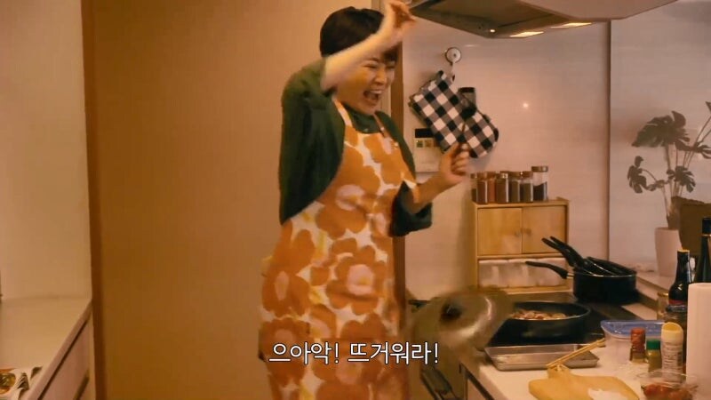 주말에 직장상사를 초대해서 벌칙게임을 시키는 부하직원_7.jpg