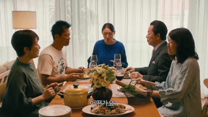 주말에 직장상사를 초대해서 벌칙게임을 시키는 부하직원_16.jpg