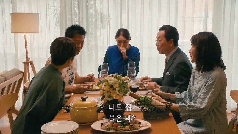 주말에 직장상사를 초대해서 벌칙게임을 시키는 부하직원_18.jpg