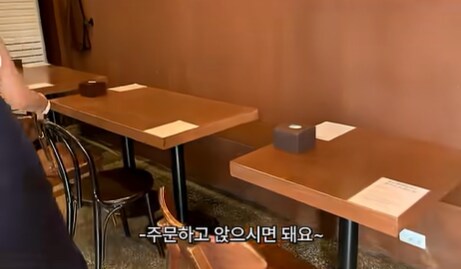 안내견 데리고 온 사람에 식당 사장님이 안내한 자리.jpg_2.png