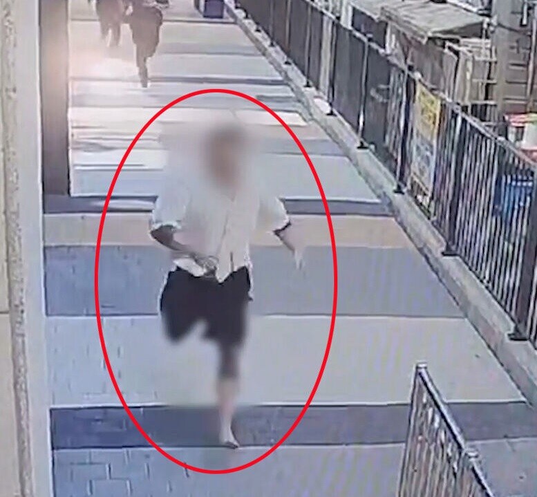 담배꽁초 버리다가 맨발로 도망, 잡고보니 수배자_1.jpg