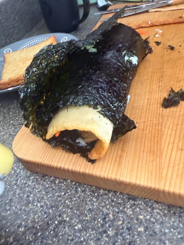 처음으로 김밥을 만들어본 외국인_1.jpg