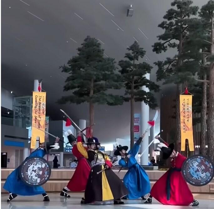인천공항에 나타난 사자보이스_1.png