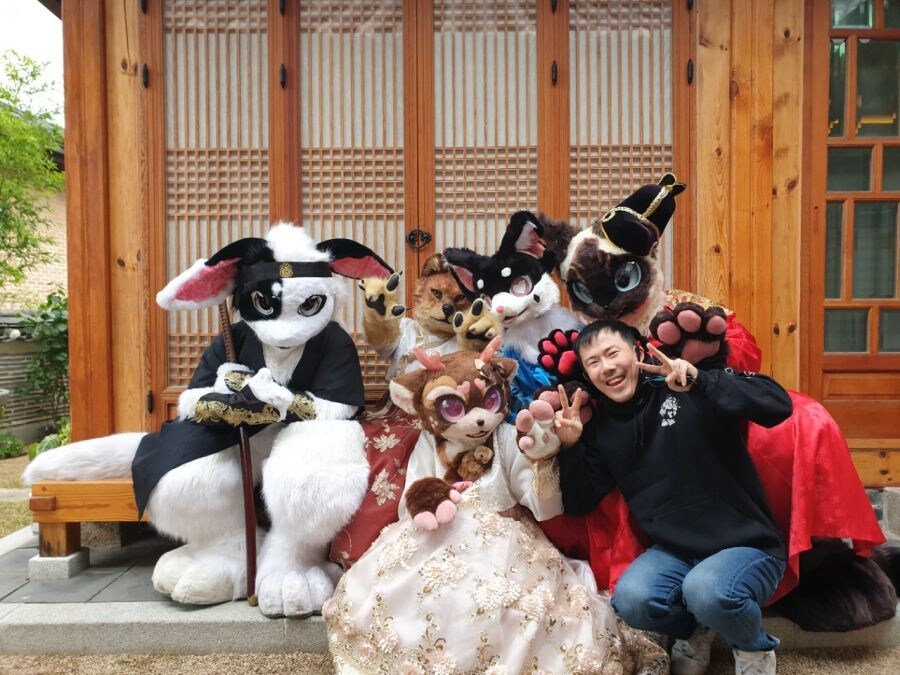 털에 둘러쌓여서 행복해하는 남성_1.jpg