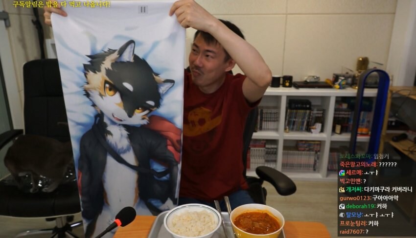 털에 둘러쌓여서 행복해하는 남성_4.jpg