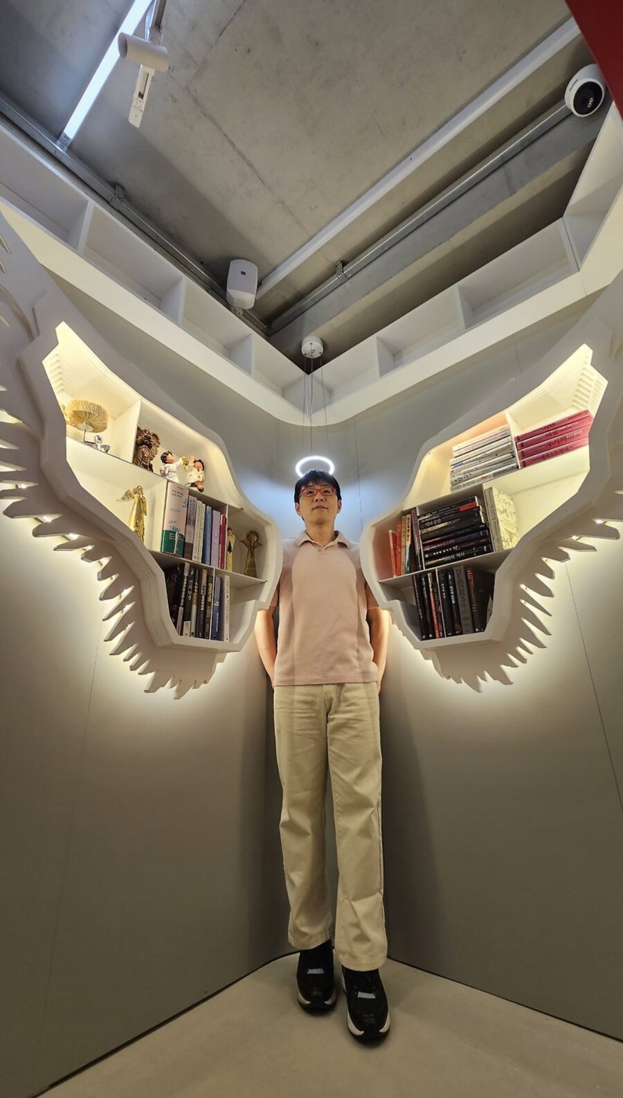 이사한 작업실에 포토존을 만든 빨간안경 이동진_2.jpg