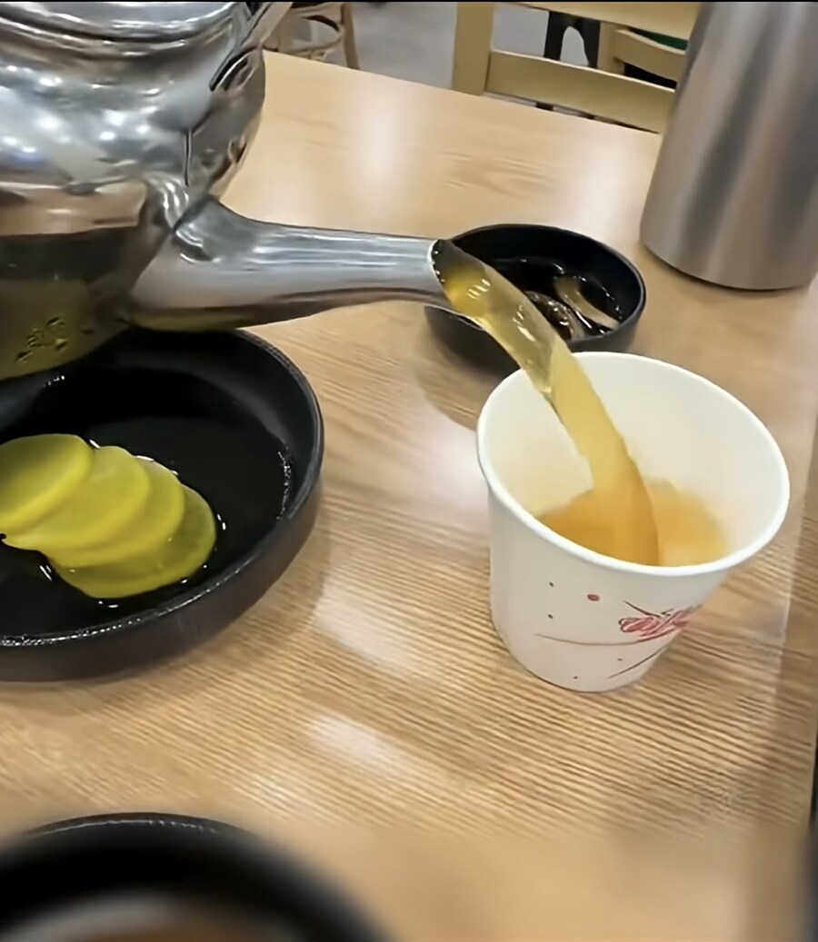 관광객: 오! 한국은 식당에서 물을 기본으로 준다더니 진짜군요!_3.png