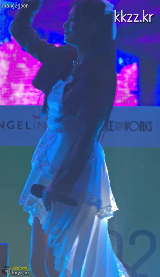 호불호 갈리는 치마 gif_1.webp