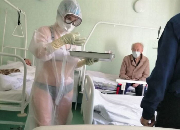 속옷만 입고 일하는 간호사 누나_1.jpg