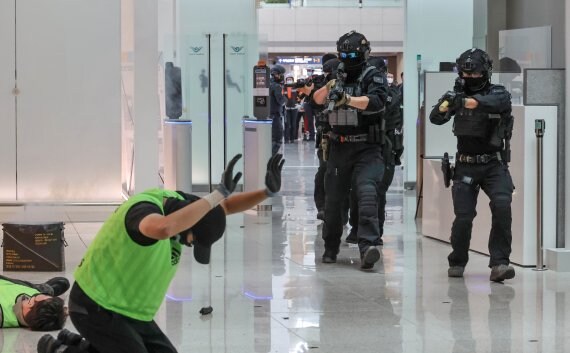 공항 연예인들 공항 점거 해결법 간단함_2.jpg