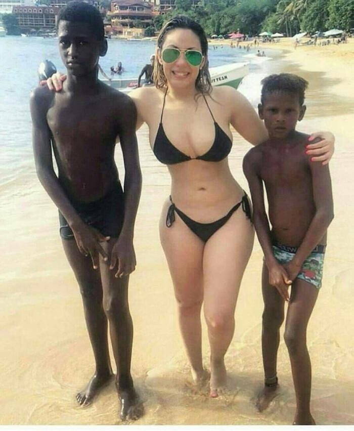 흑인 아이들을 괴롭히는 백인여자_1.jpg
