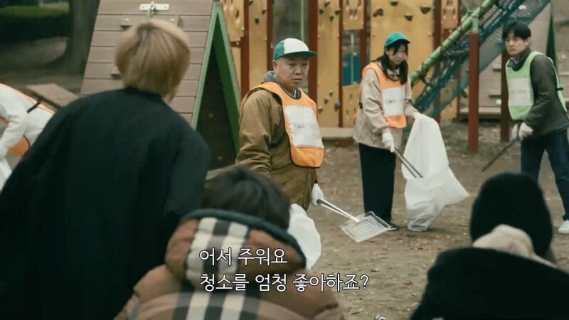 마을의 영웅으로 추앙받던 남자가 밤마다 저지르고 다니던 범죄_8.jpg