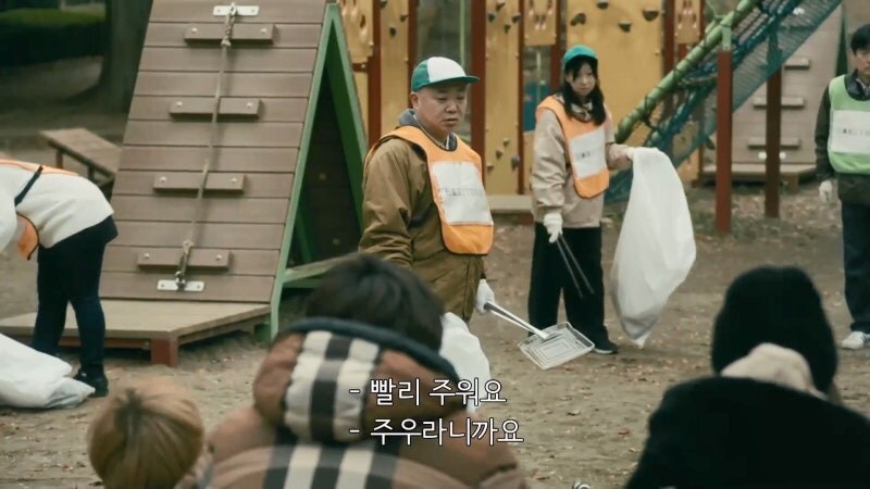 마을의 영웅으로 추앙받던 남자가 밤마다 저지르고 다니던 범죄_9.jpg