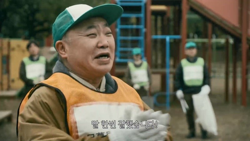 마을의 영웅으로 추앙받던 남자가 밤마다 저지르고 다니던 범죄_14.jpg