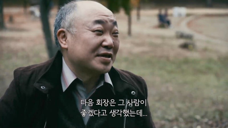 마을의 영웅으로 추앙받던 남자가 밤마다 저지르고 다니던 범죄_16.jpg