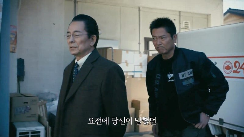 마을의 영웅으로 추앙받던 남자가 밤마다 저지르고 다니던 범죄_17.jpg