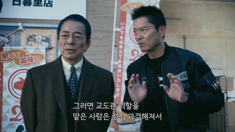 마을의 영웅으로 추앙받던 남자가 밤마다 저지르고 다니던 범죄_22.jpg