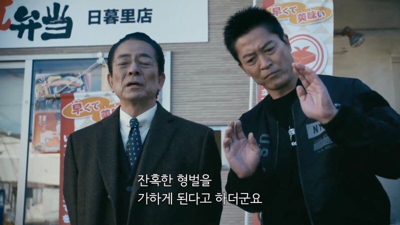 마을의 영웅으로 추앙받던 남자가 밤마다 저지르고 다니던 범죄_23.jpg