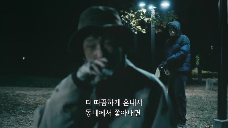 마을의 영웅으로 추앙받던 남자가 밤마다 저지르고 다니던 범죄_31.jpg