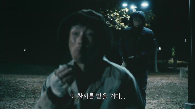 마을의 영웅으로 추앙받던 남자가 밤마다 저지르고 다니던 범죄_32.jpg