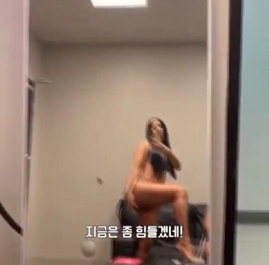 딥페이크 합성에 대처하는 여가수_16.jpg