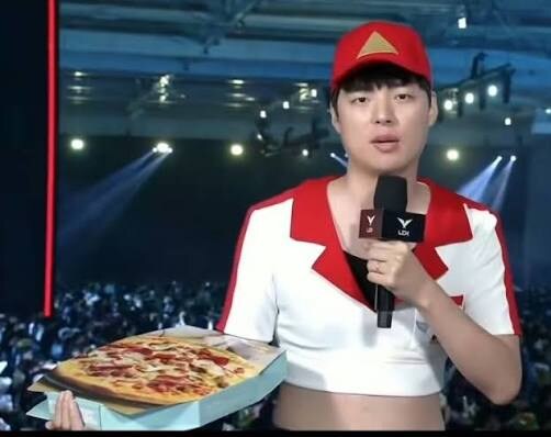 ???: 롤 프로게이머가 여장 코스프레를 한다고???_1.jpg