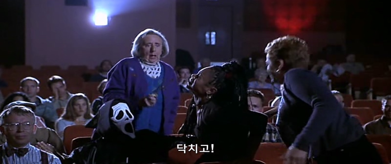 영화관에서 존나 민폐를 끼치는 여자_25.jpg